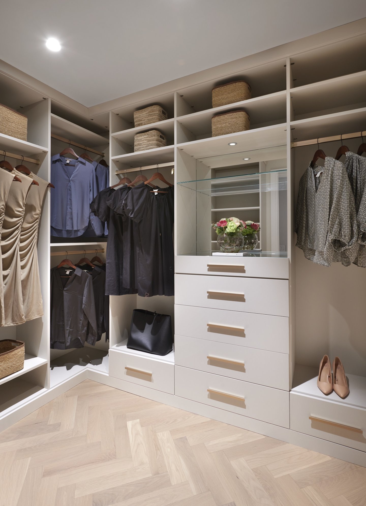 Aqualuna Suite 1203 Principal Walk-in Closet
