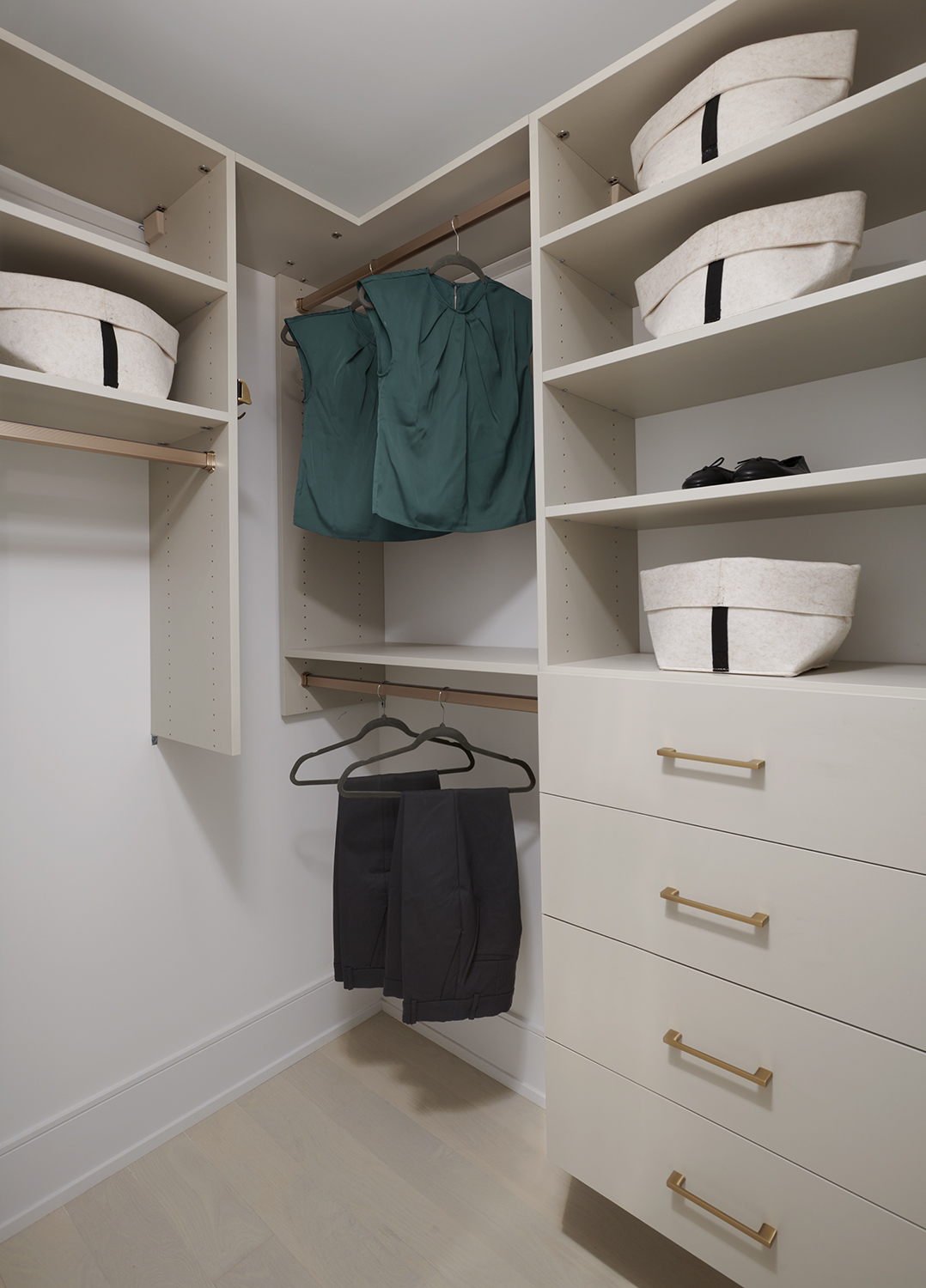 Aqualuna Suite 407 Walk-In Closet