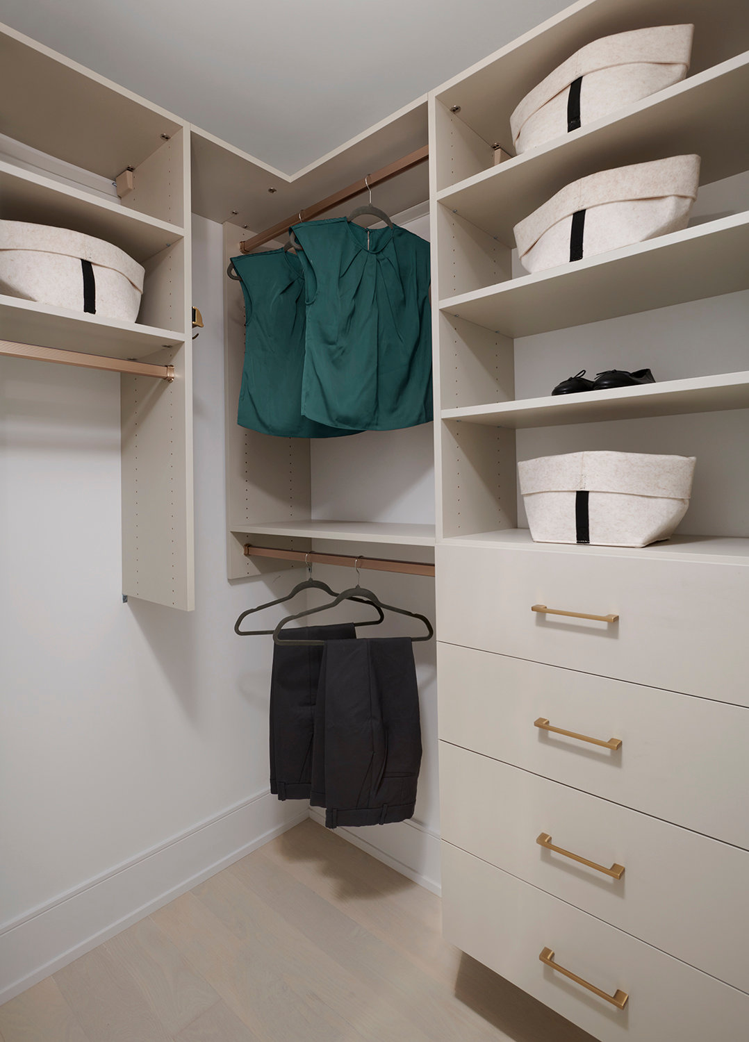 Aqualuna Suite 407 Walk-In Closet