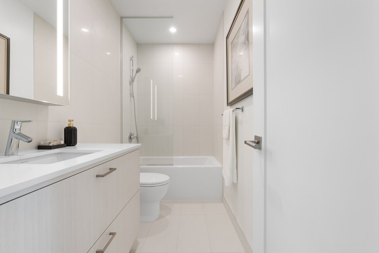 Edenbridge Garden Townhome Suite 121 Secondary Bathroom