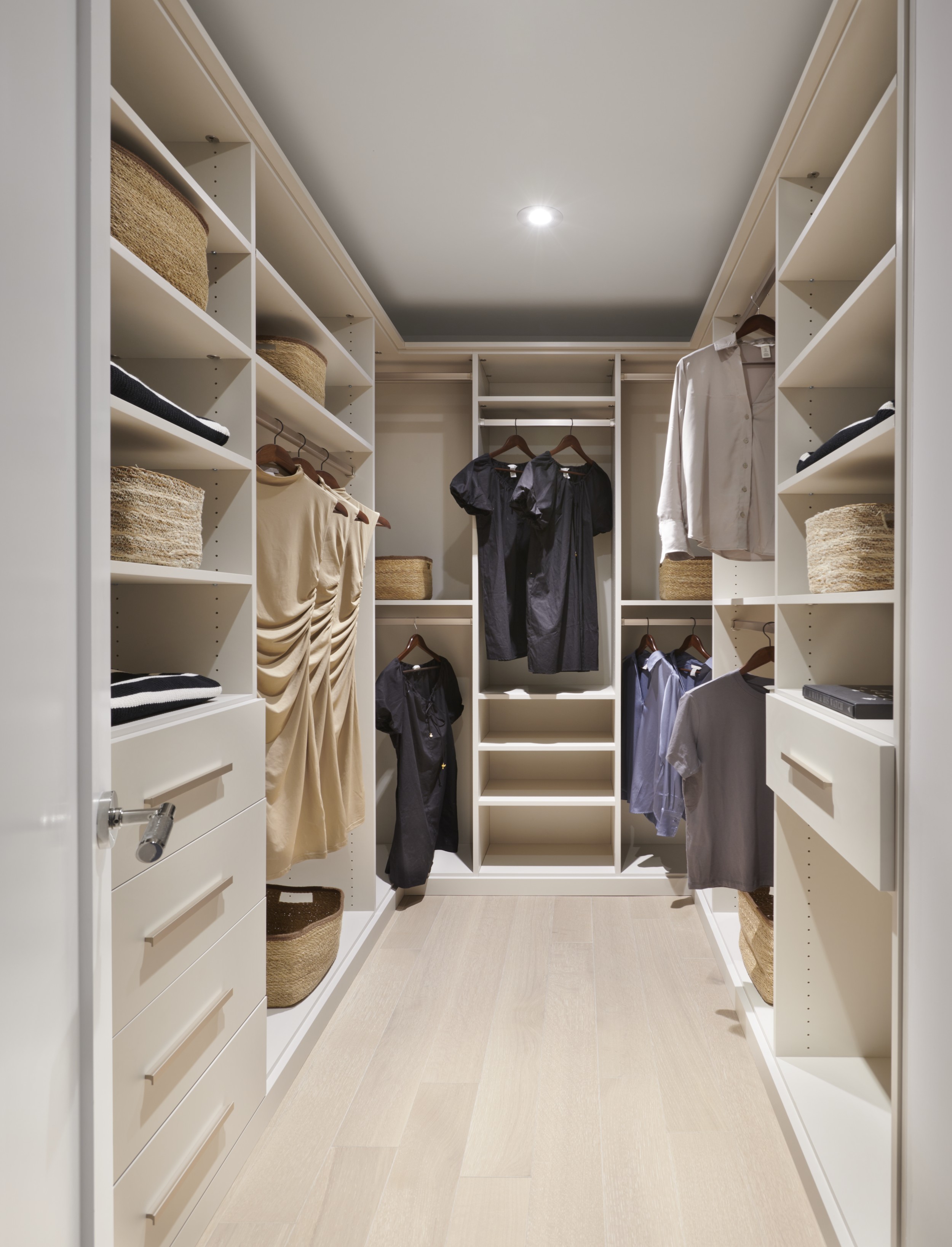 Aqualuna Suite 822 Walk-in Closet
