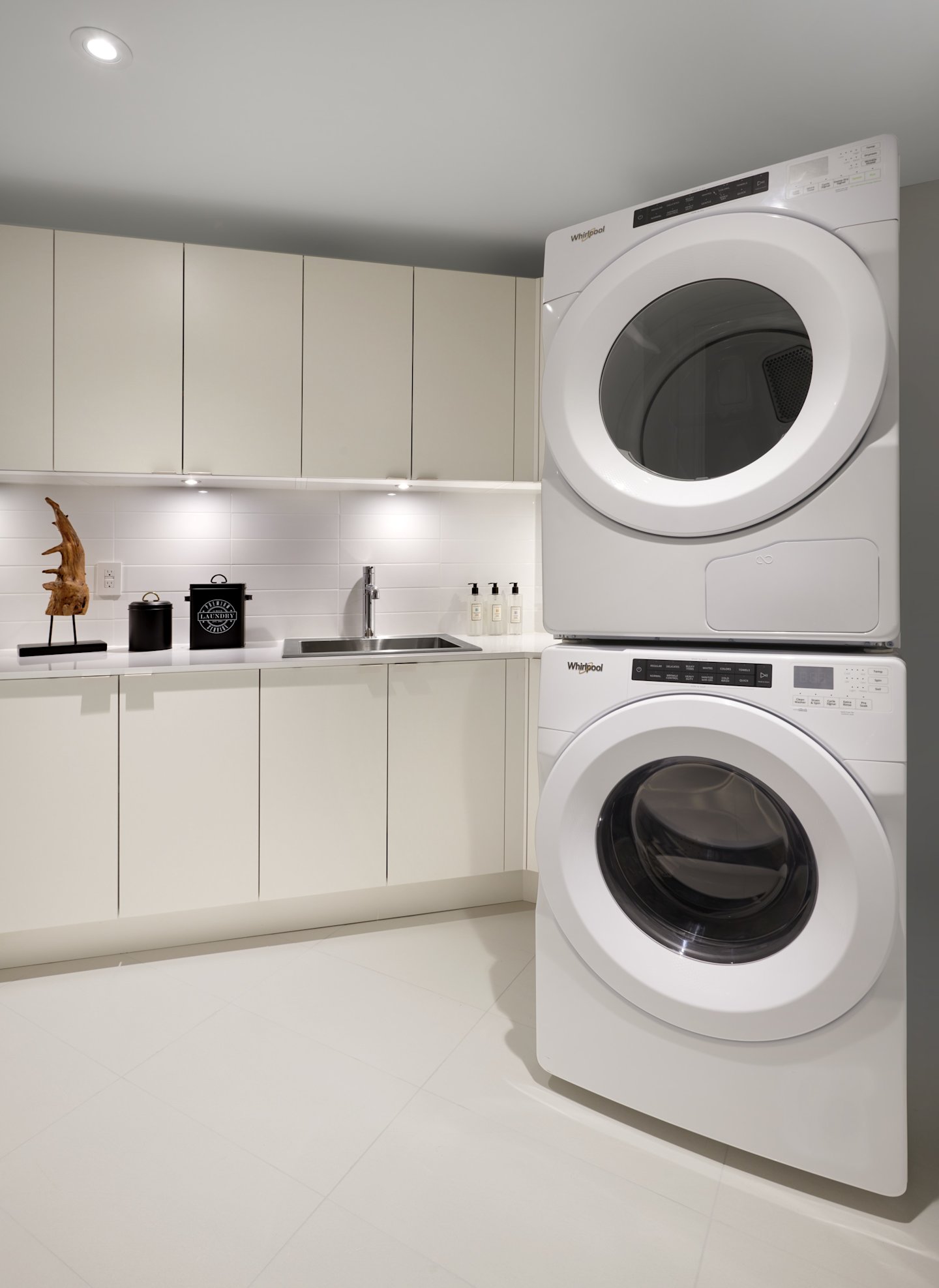 Aqualuna Suite 822 Laundry Room