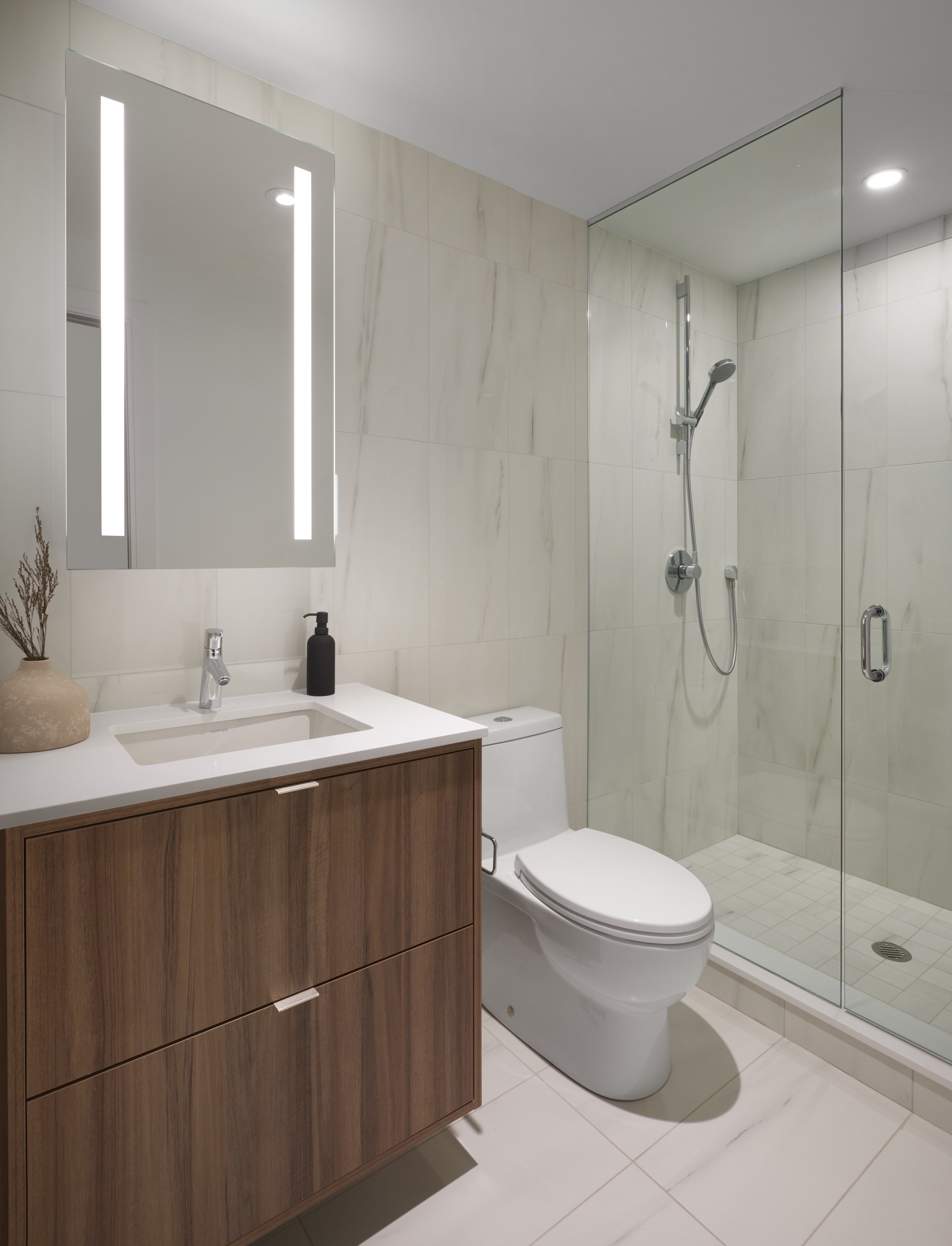 Aqualuna Suite 407 Secondary Bathroom