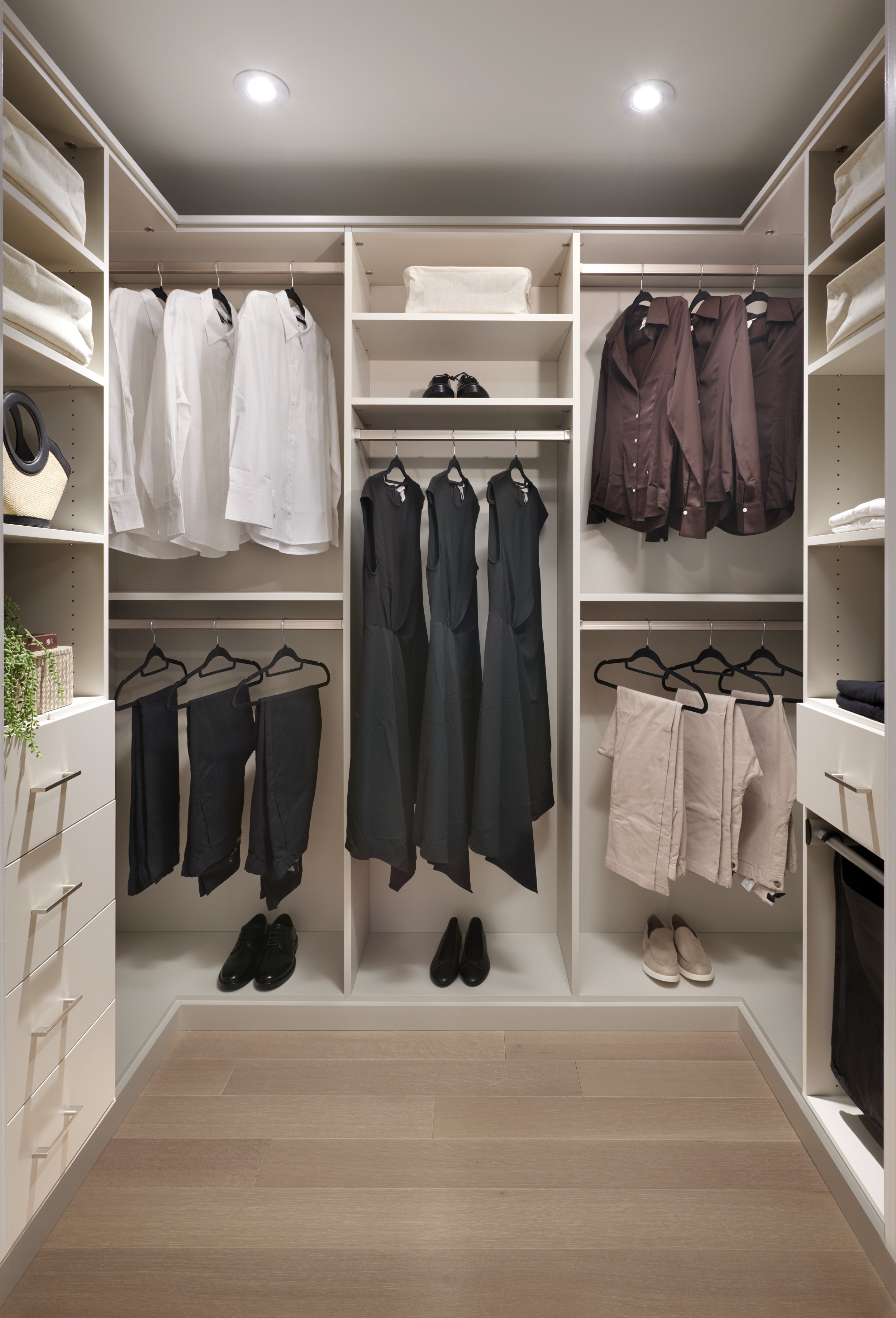 Aqualuna Suite 216 Walk-In Closet