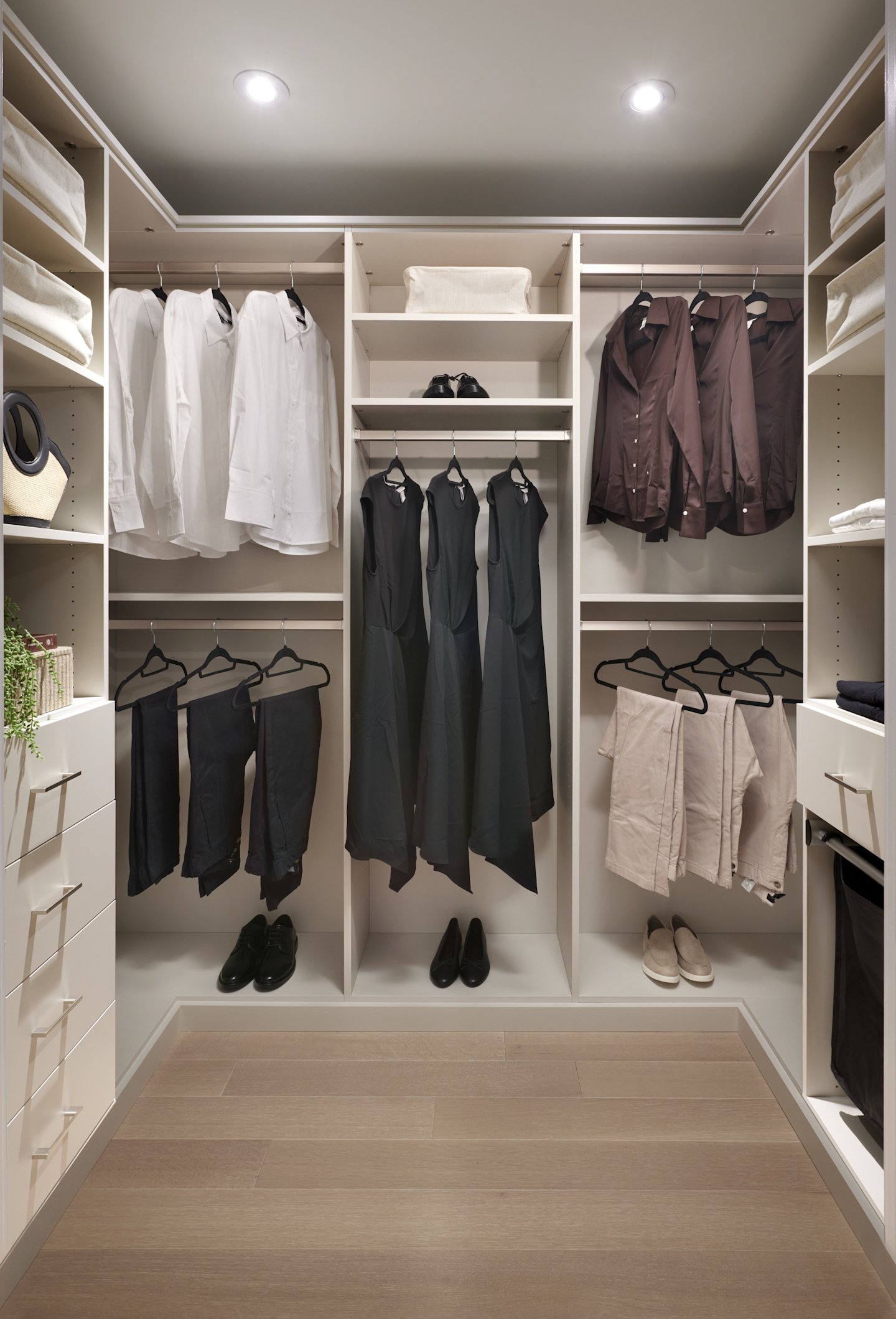 Aqualuna Suite 216 Walk-In Closet