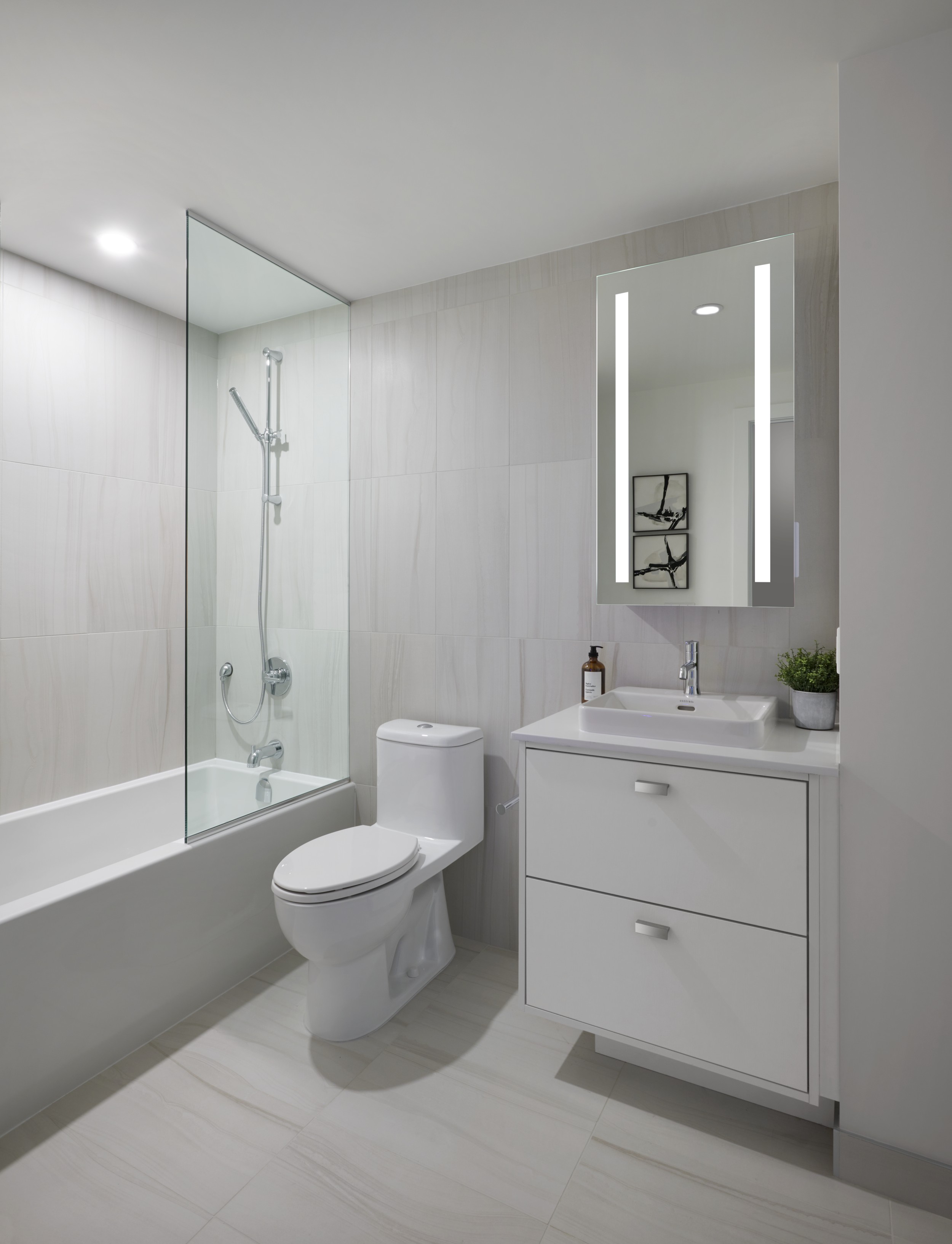 The Dupont Suite 704 Secondary Bathroom