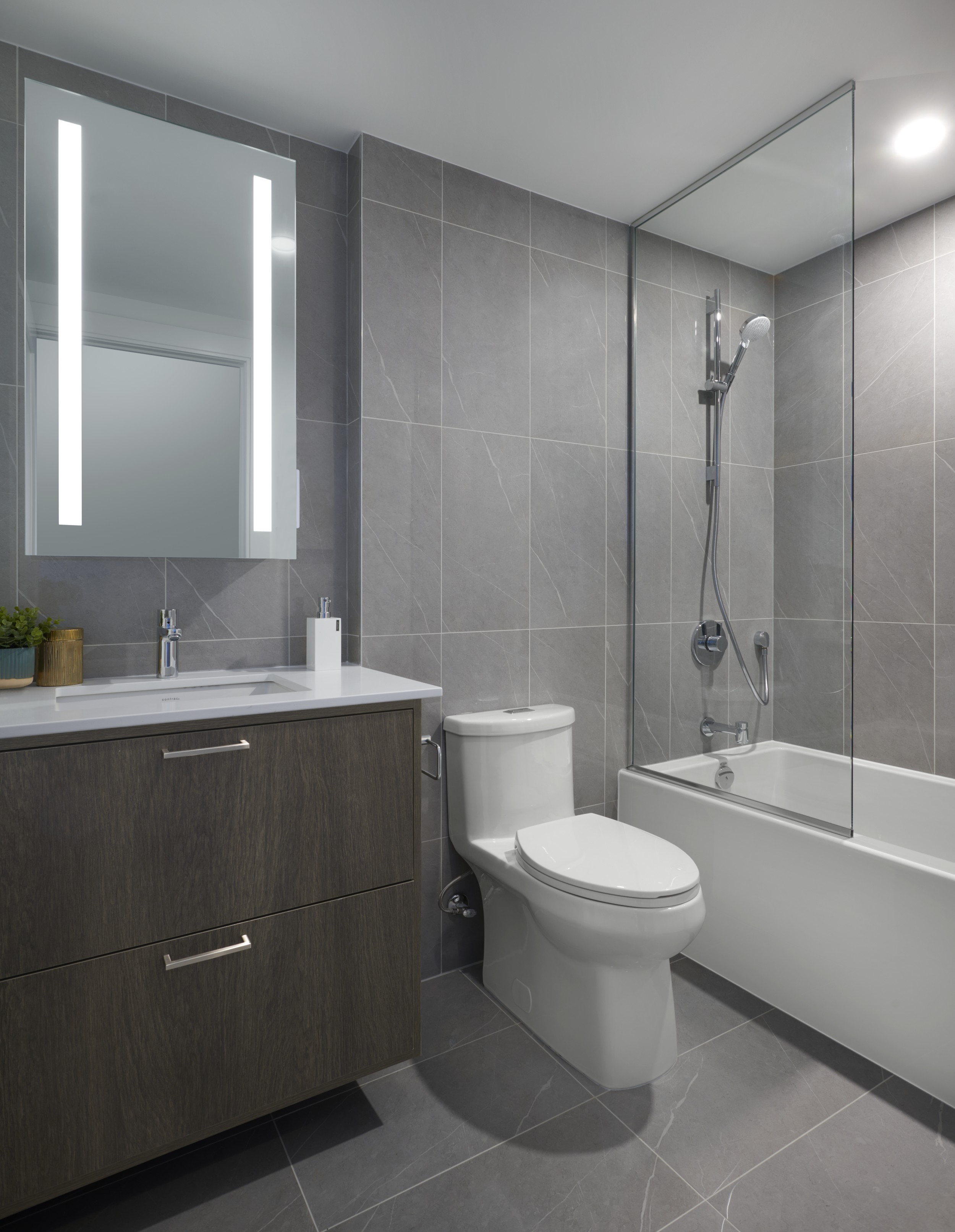 Auberge Suite 333 Secondary Bathroom