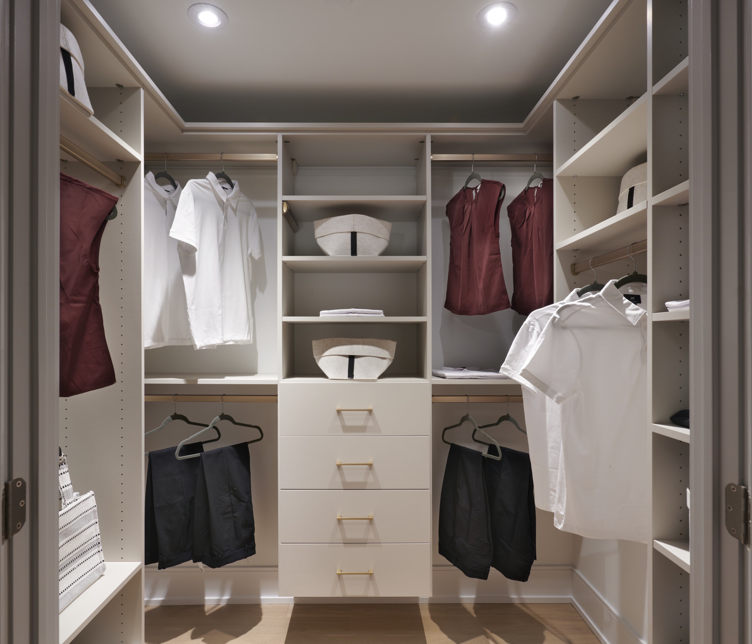 Aqualuna Suite 418 Principal Walk-In Closet