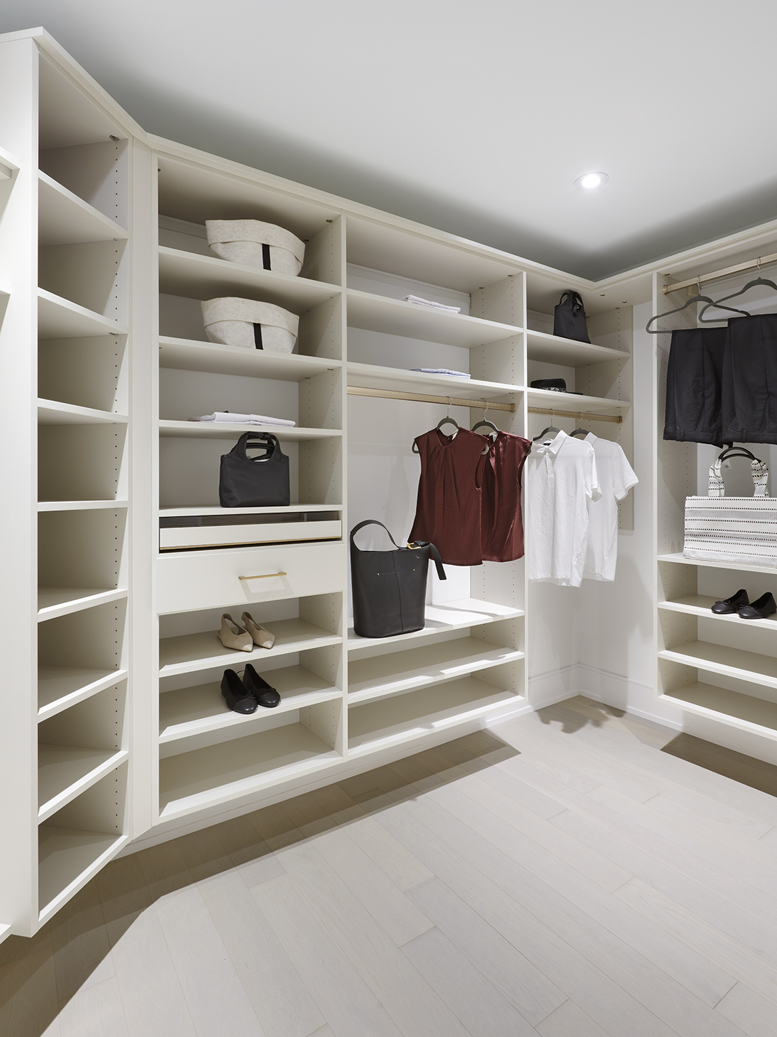 Aqualuna Suite 407 Entry Walk-In Closet