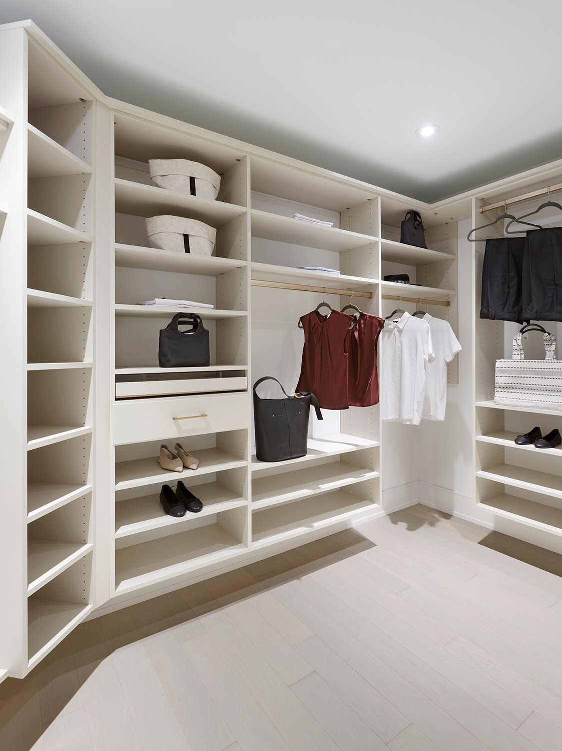 Aqualuna Suite 407 Entry Walk-In Closet