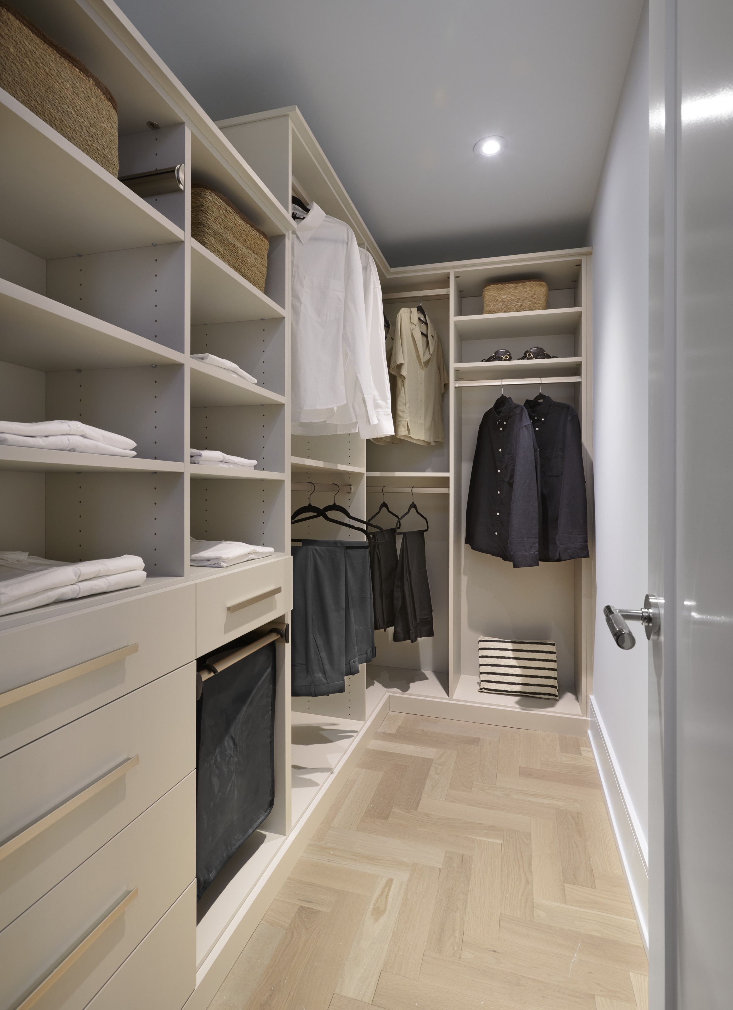 Aqualuna Suite 1107 Walk-In Closet