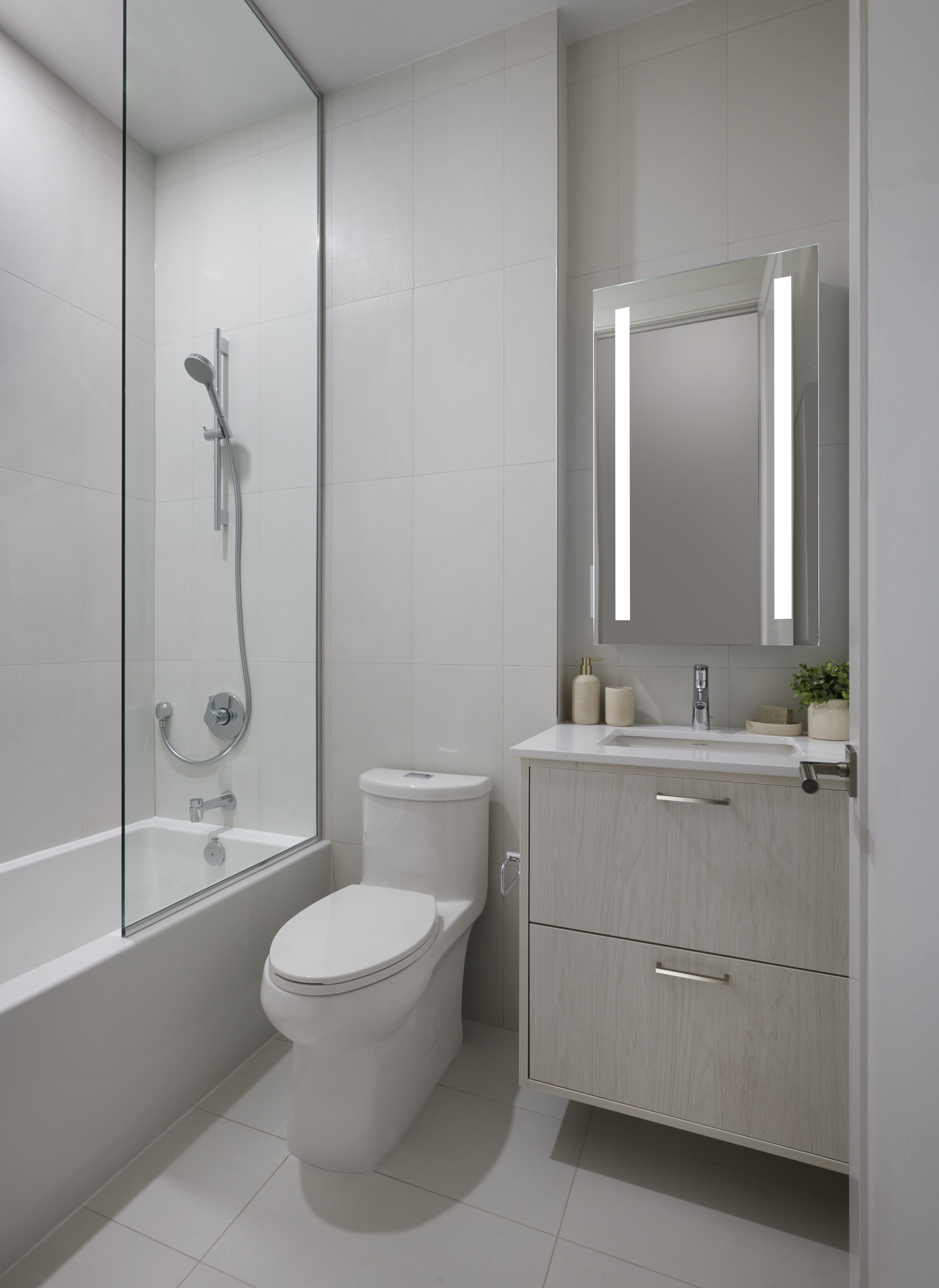 Chateau Suite 205 Secondary Bathroom