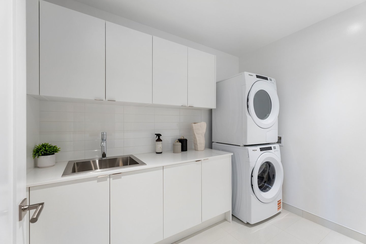 Royal Bayview Suite 418 Laundry Room