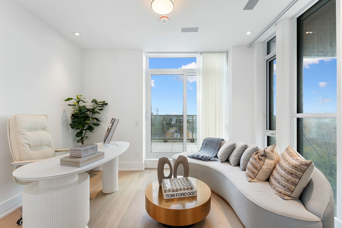 Royal Bayview Suite 418 Den