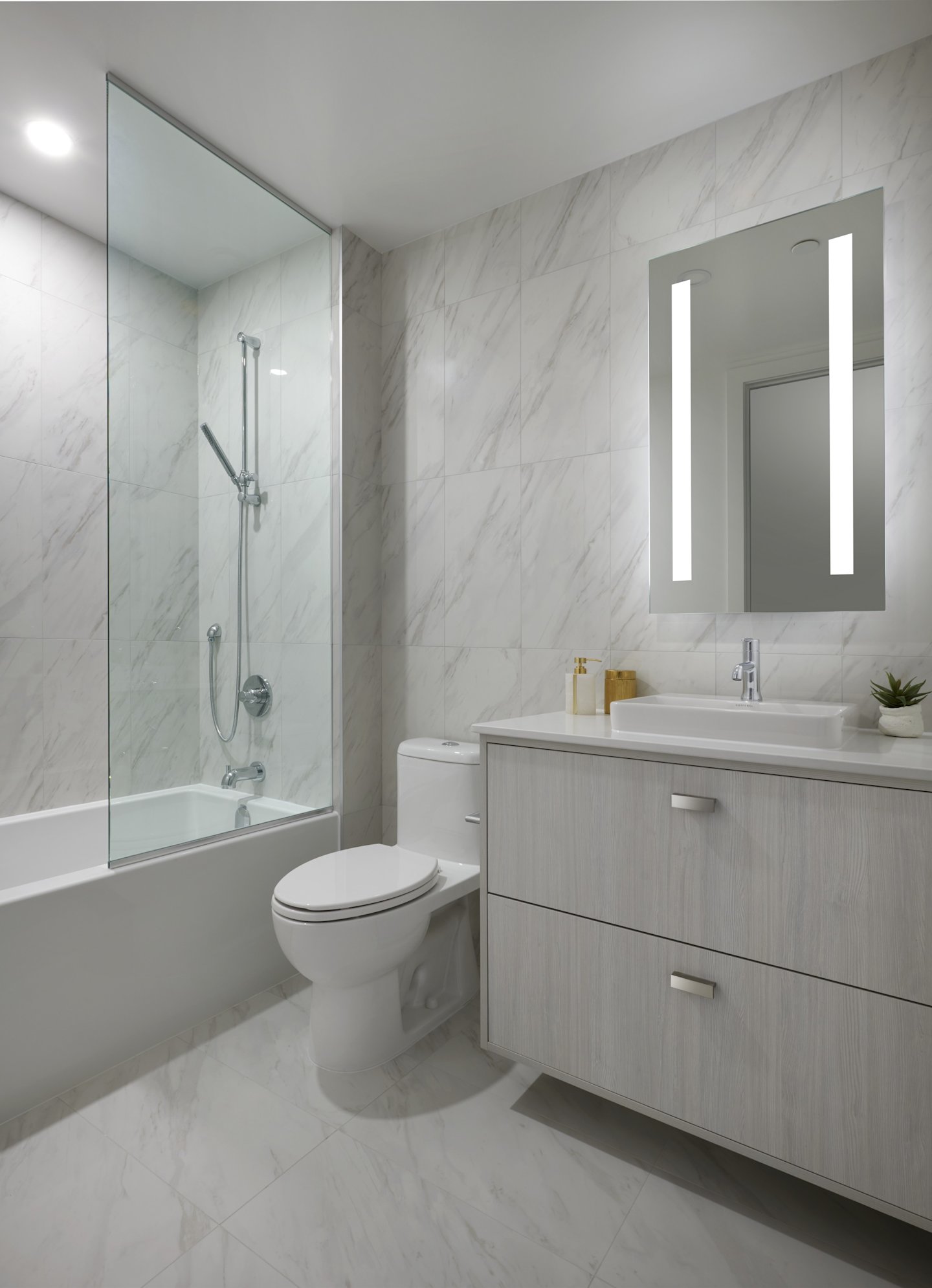 Royal Bayview Suite 215 Secondary Bathroom