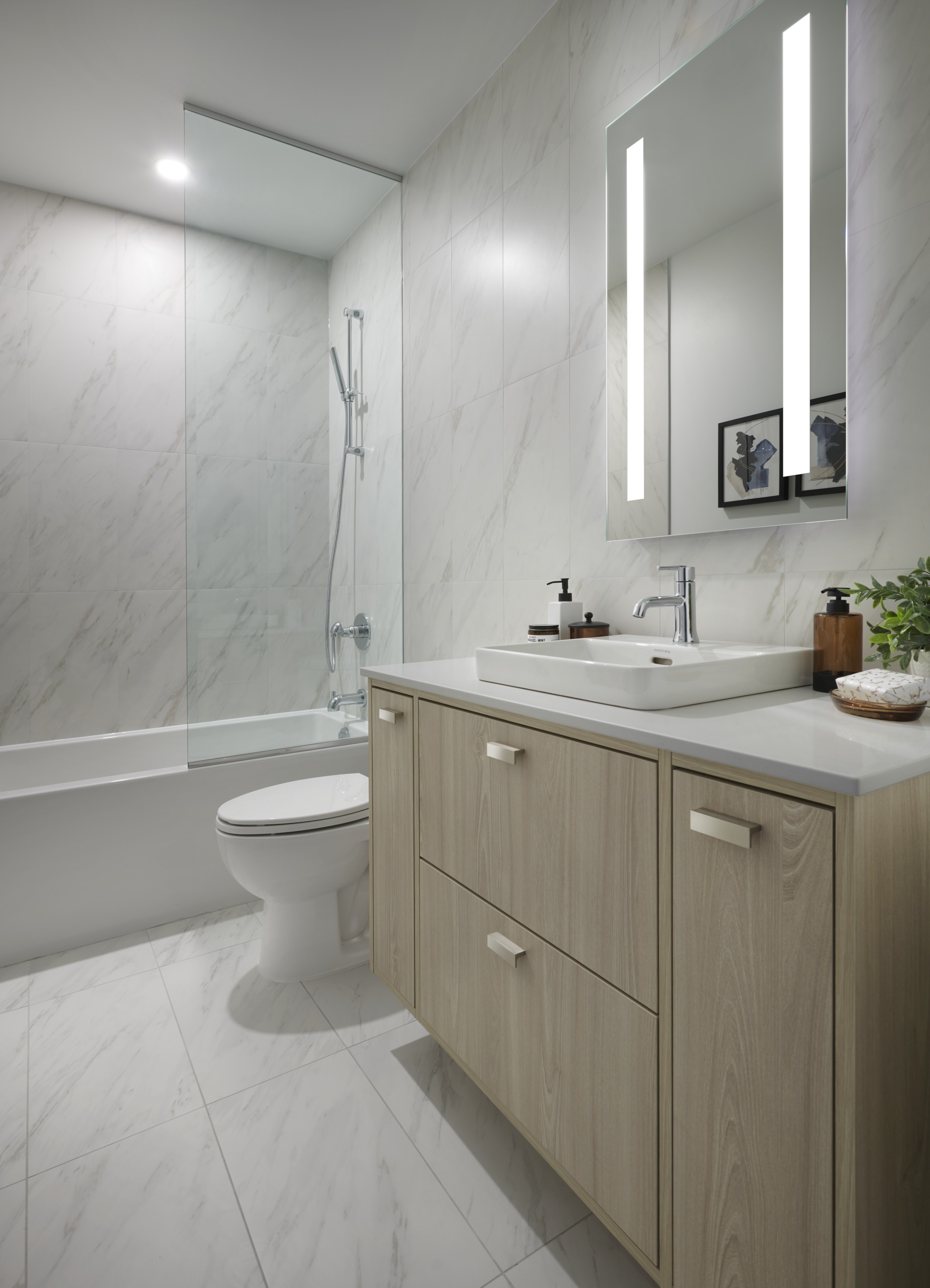 MRKT Suite 1013 Secondary Bathroom