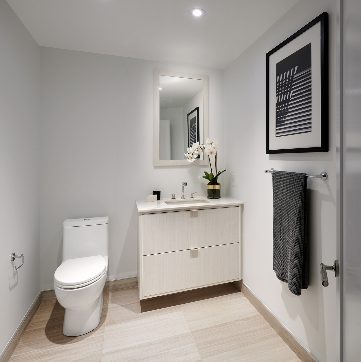 Aqualuna Suite 407 Powder Room