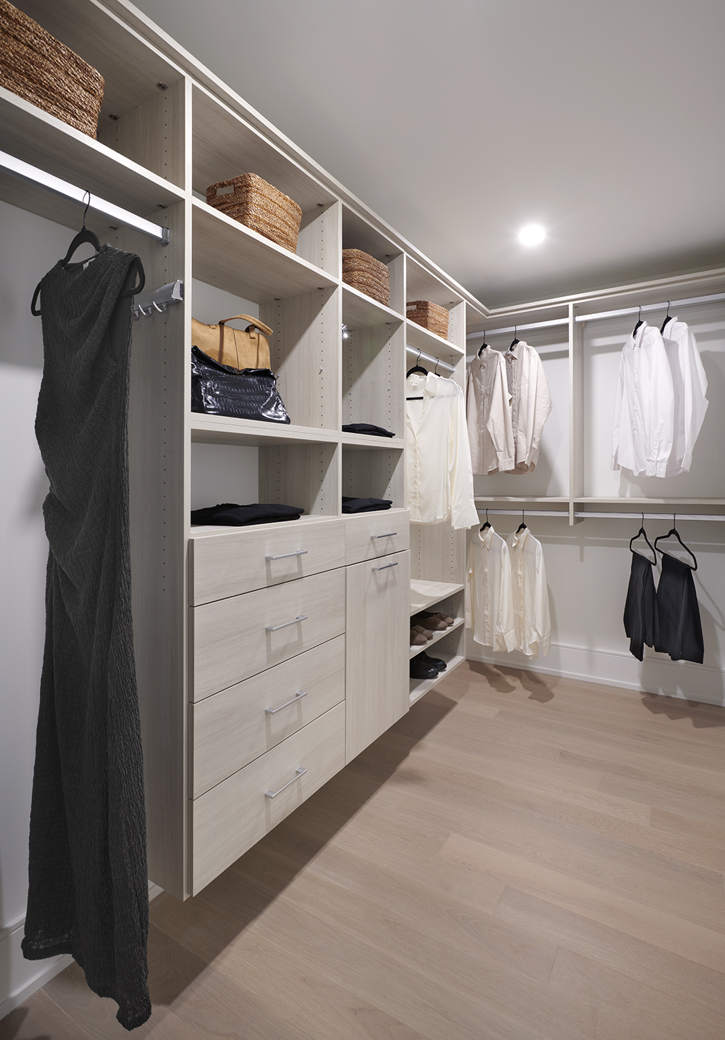 Edenbridge Suite 2L (305) Walk In Closet