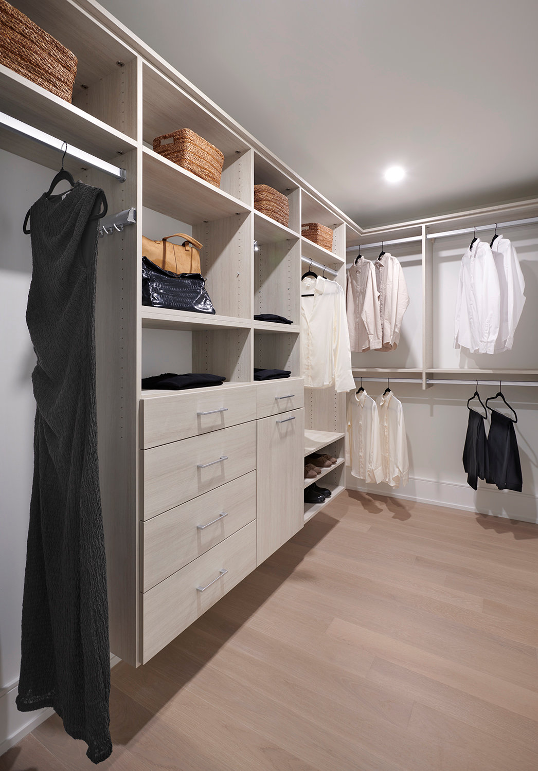 Edenbridge Suite 2L (305) Walk In Closet