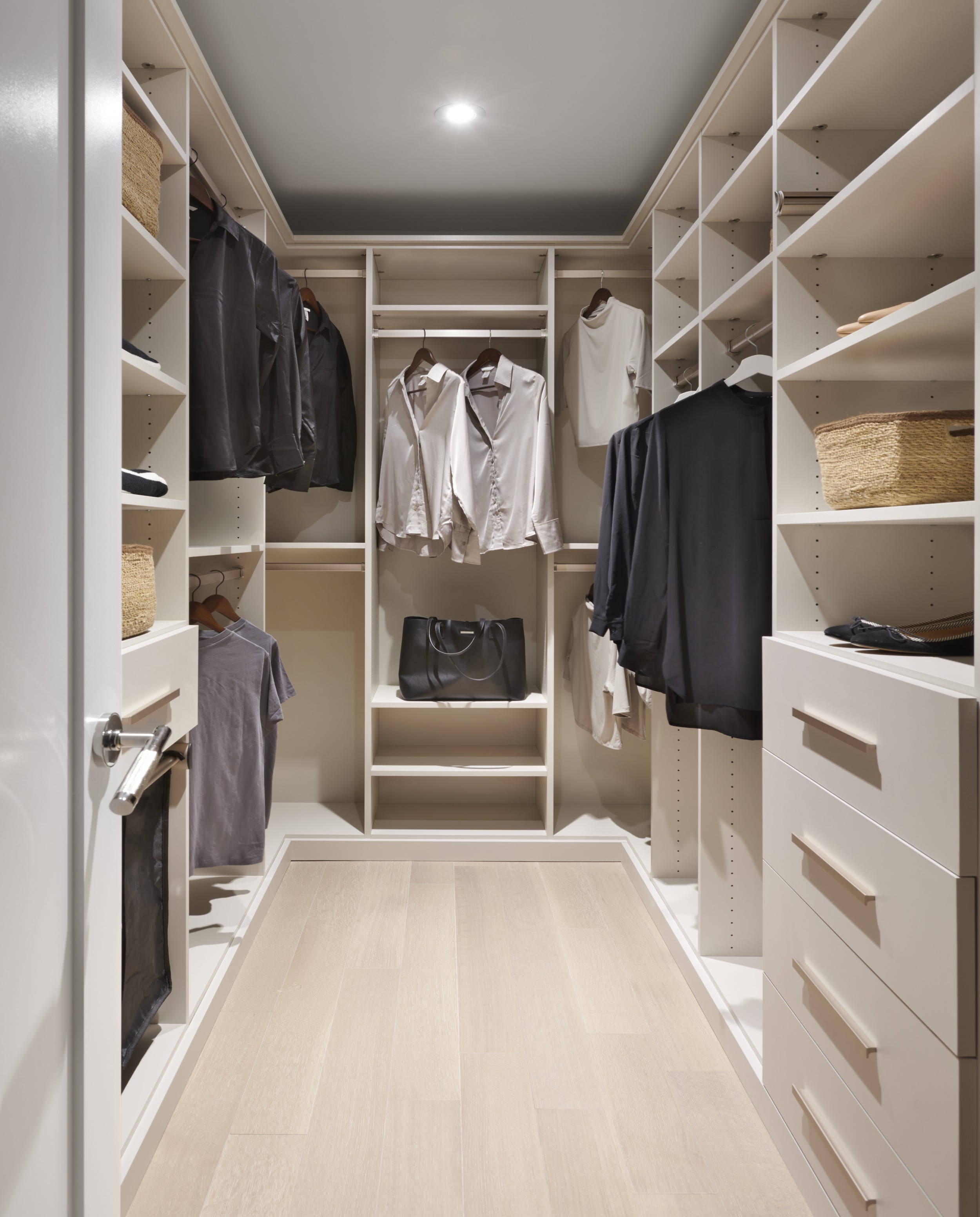 Aqualuna Suite 822 Walk-in Closet
