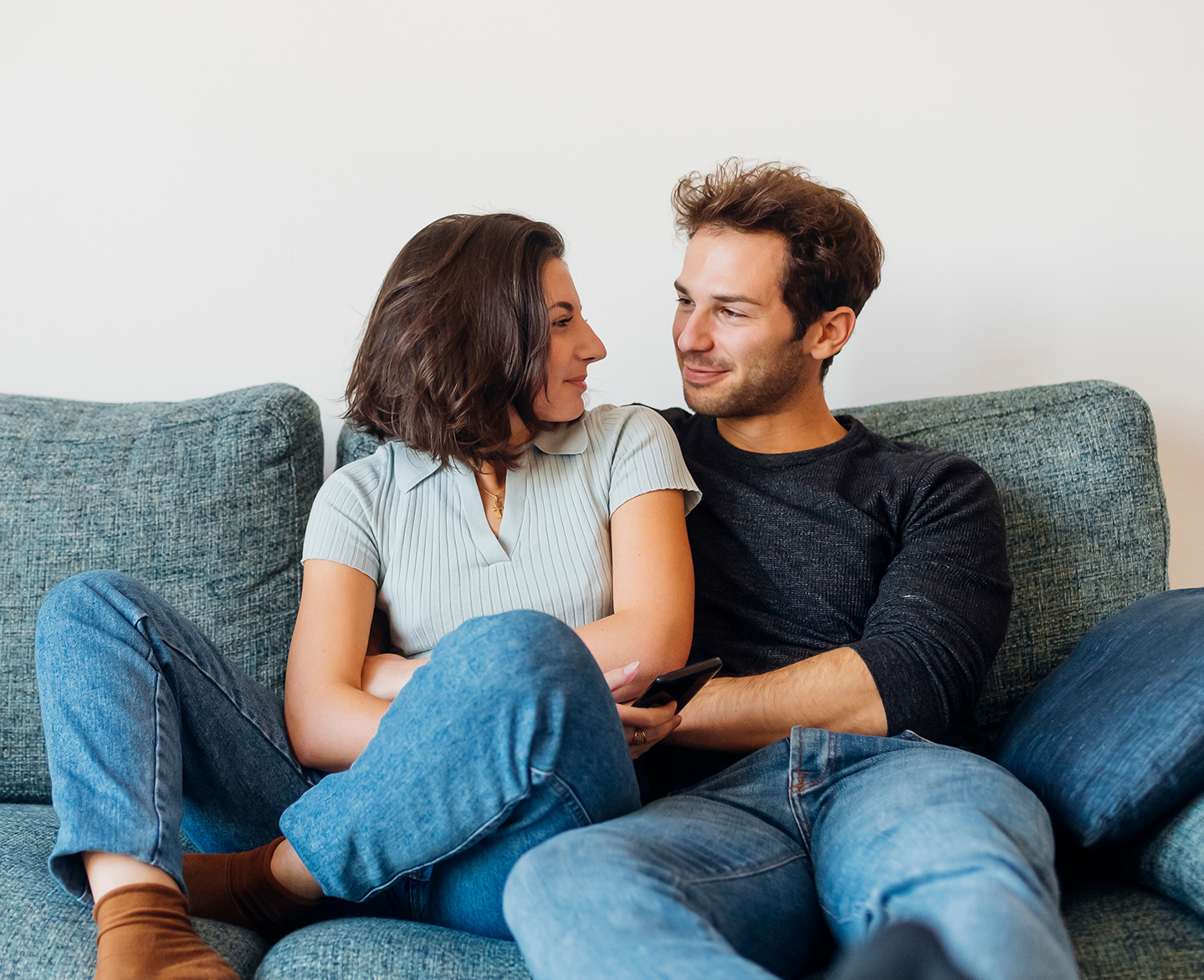 woman and man with phone discussing online std treatment