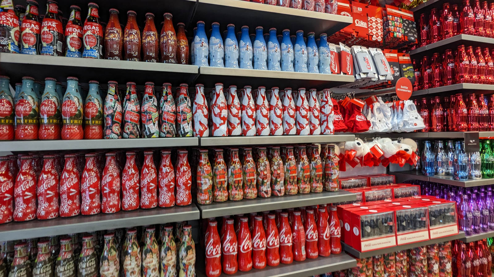 【拉斯維加斯自由行】紅底白字的可樂魅力！超好逛的可口可樂旗艦店｜Coca Cola Las Vegas 