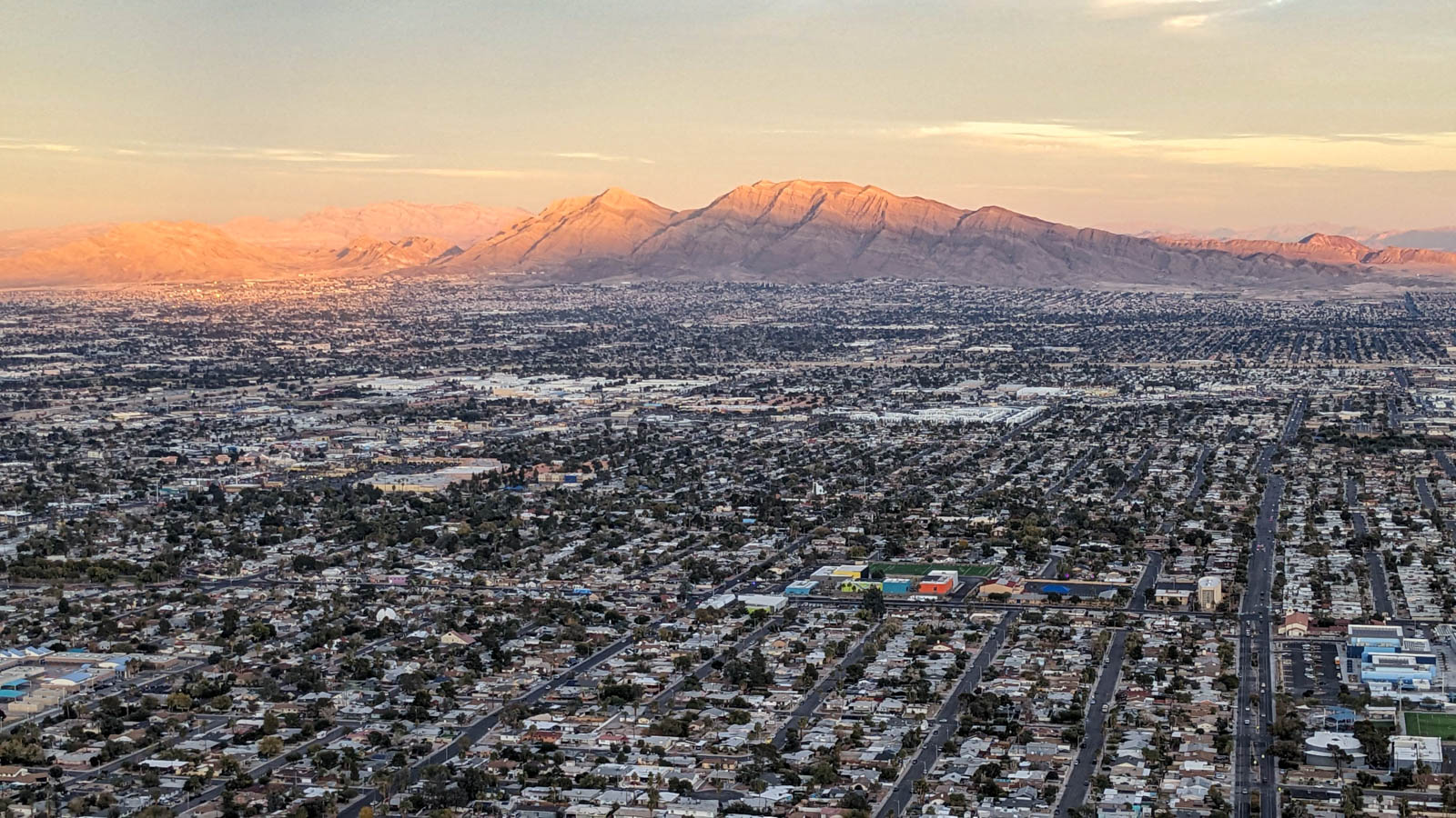 【拉斯維加斯自由行】雲霄酒店觀景台★一睹遼闊沙漠與繁華賭城的風貌｜ Strat SkyPod