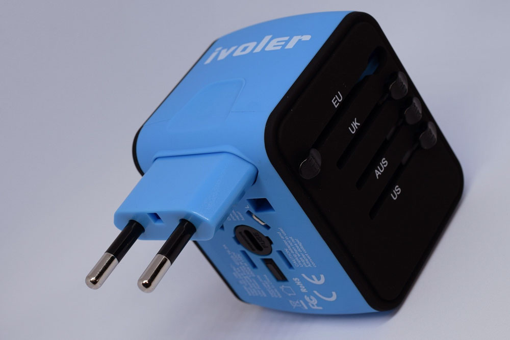 Universal travel adapter