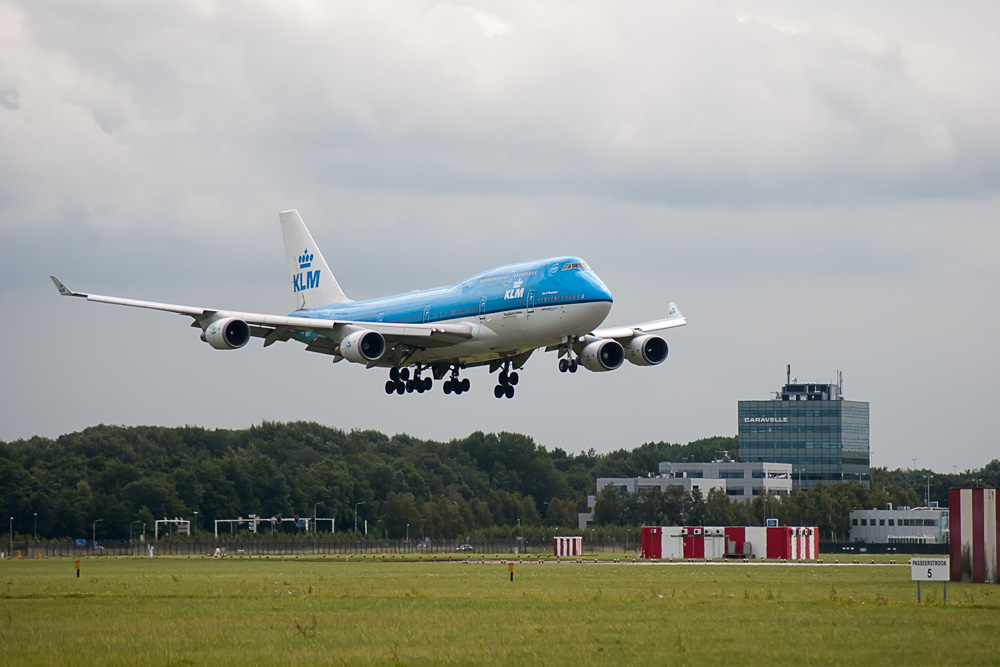 KLM plane arriving - KLM flight cancellation compensation