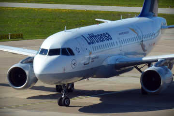 Aviokompānijas Lufthansa lidmašīna lidostā