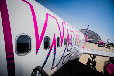 Wizz Air lidmašīna lidostā