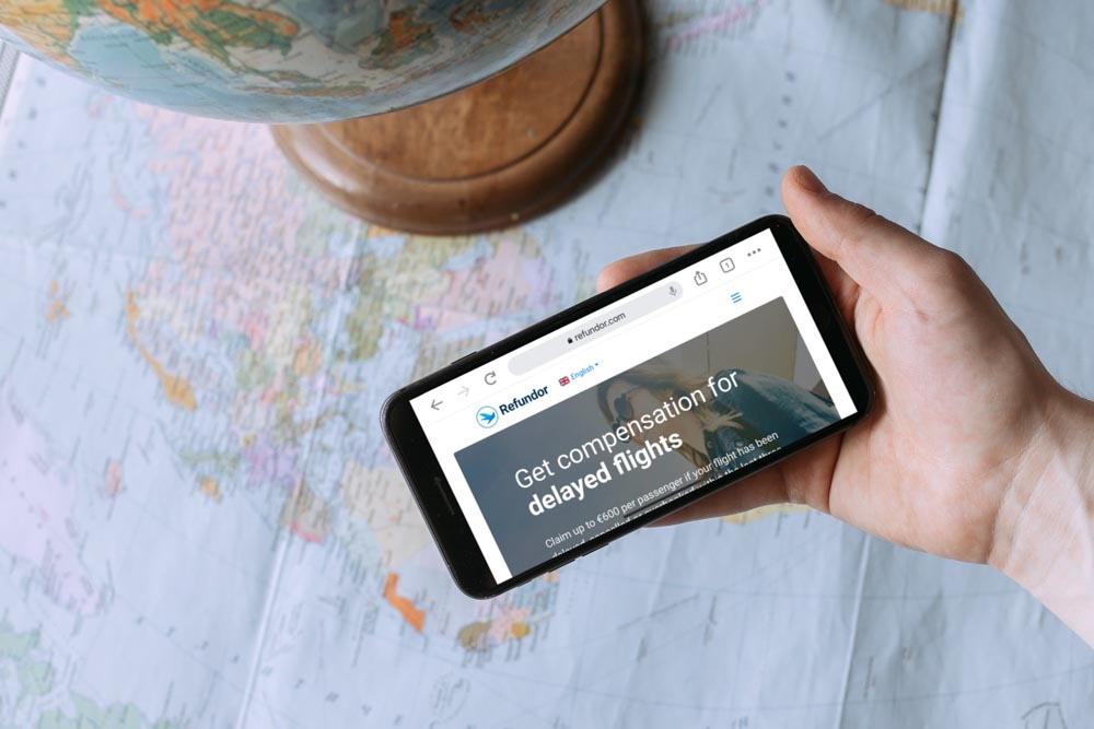 Человек держит телефон