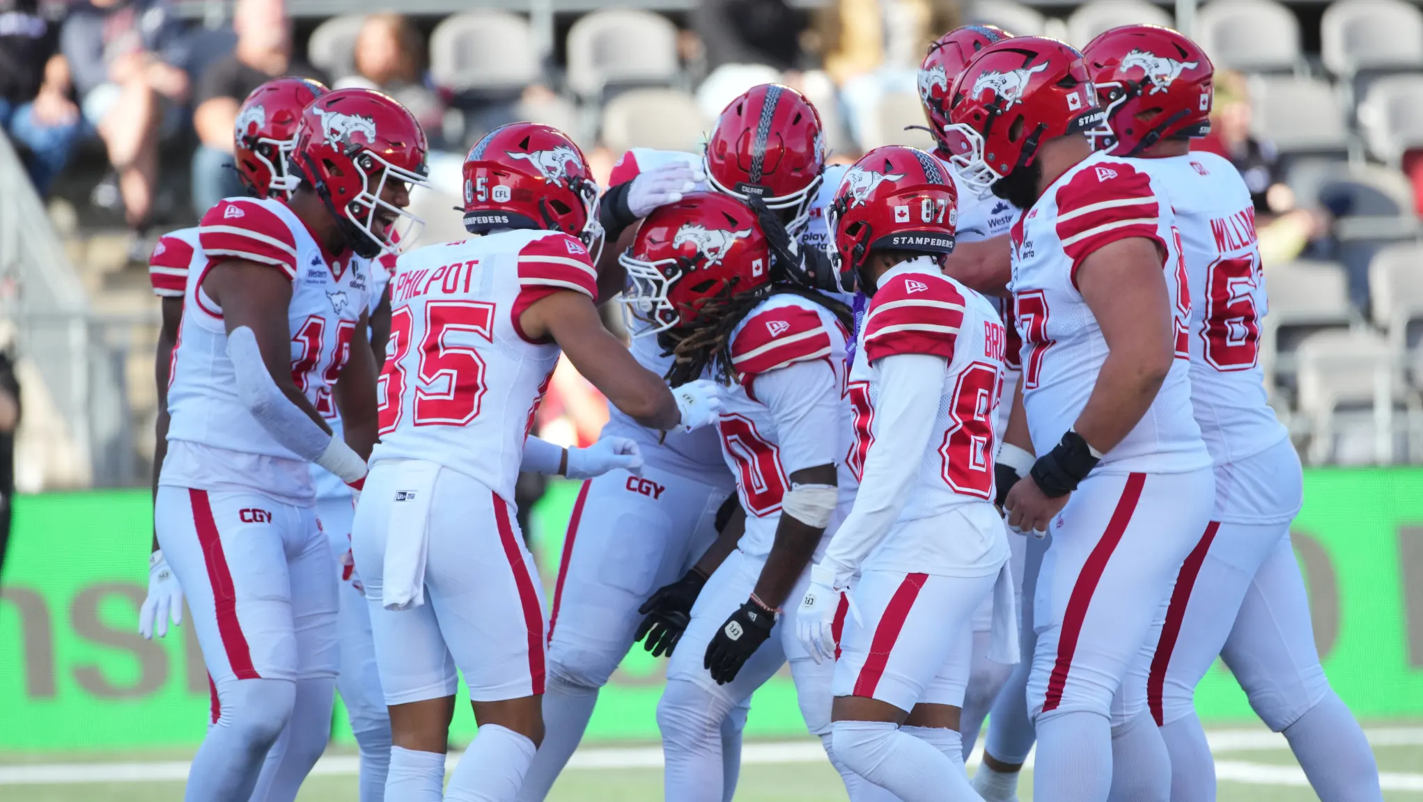 Les Stampeders infligent un revers de 45-31 au ROUGE et NOIR