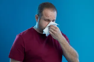 ¿Qué es un estornudo? Causas, síntomas, tratamiento, prevención