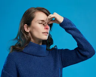 Mujer con congestion nasal