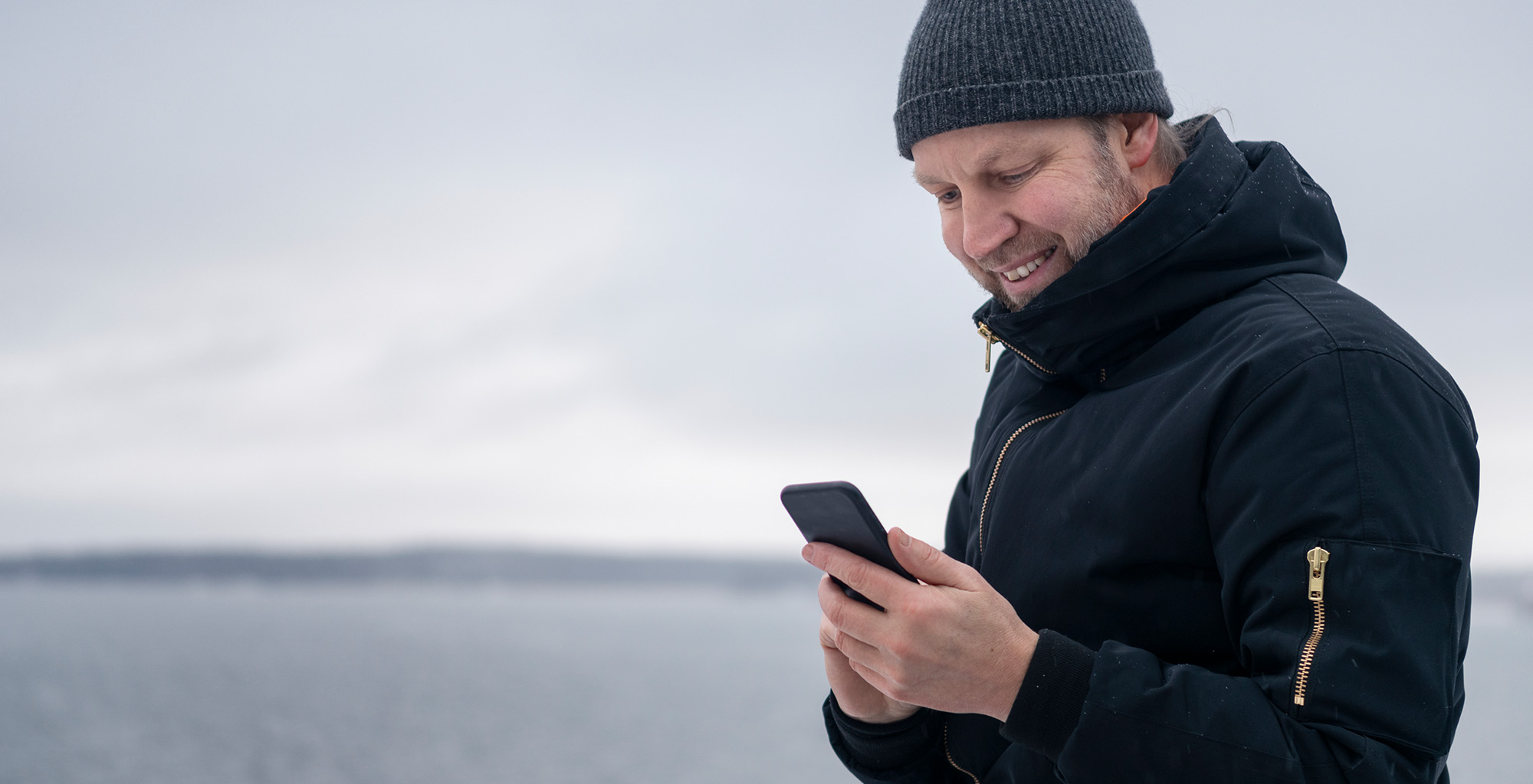 Glad man med mobiltelefon.