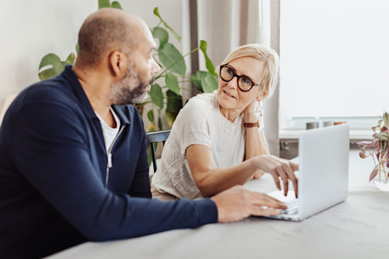 Två personer vid en dator