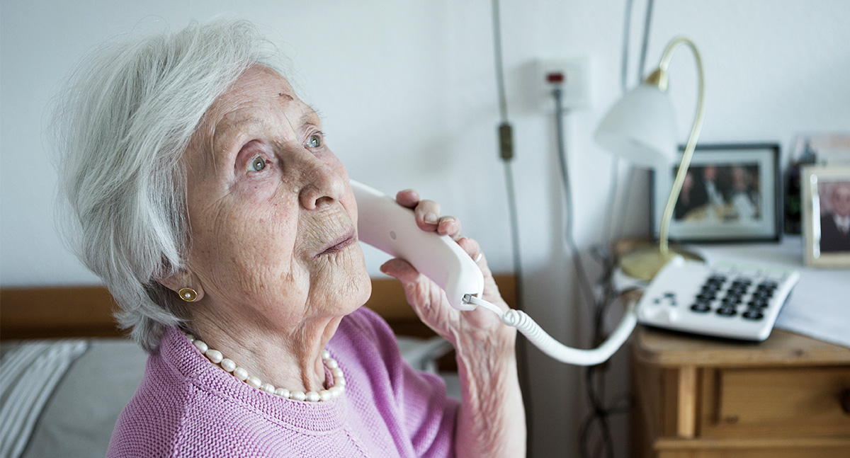 Äldre kvinna pratar i telefon