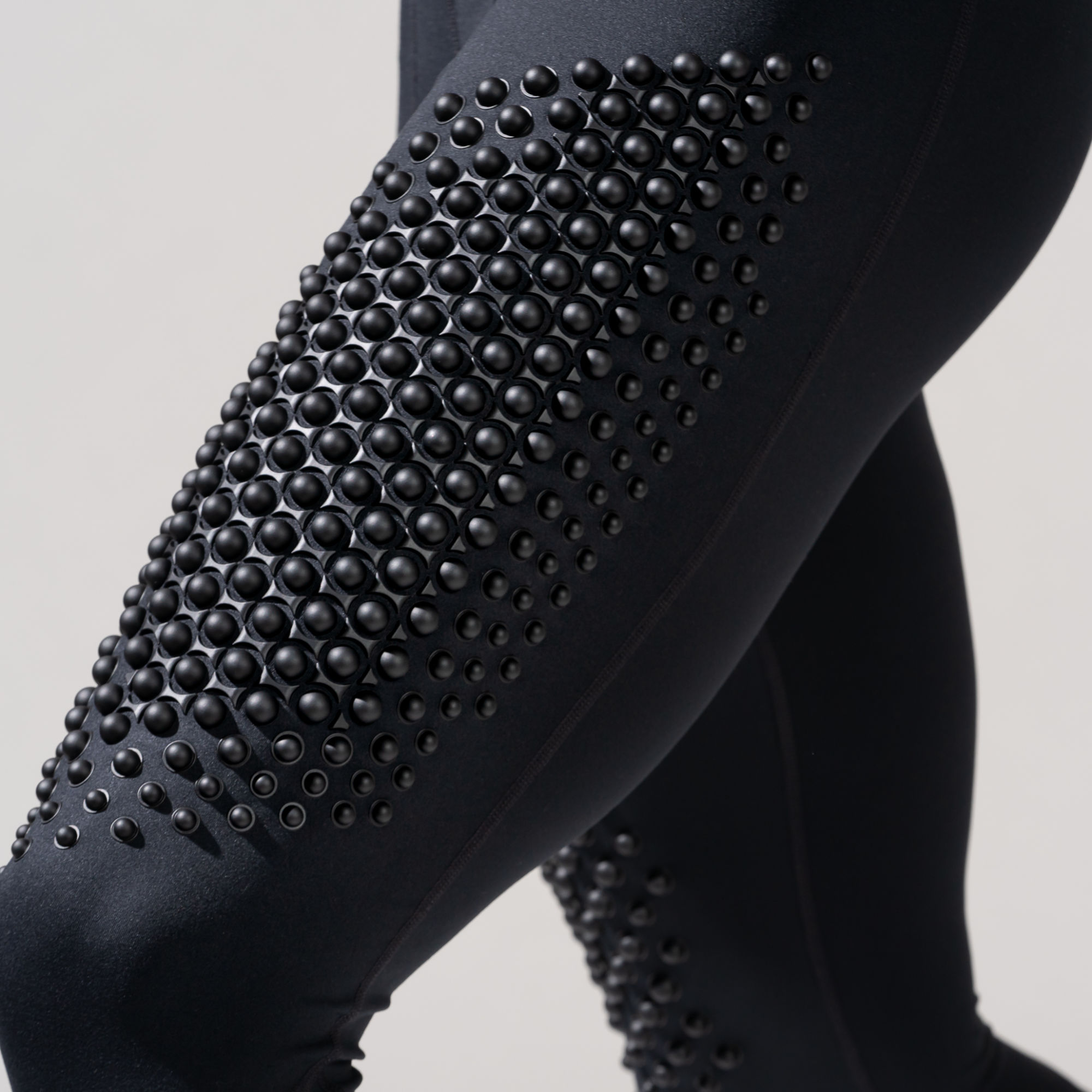 Close up of Male wearing Omorpho black G Tight weighted leggings 