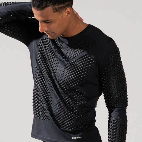 Close-up Front View of Male wearing Omorpho black G Top Long Sleeve