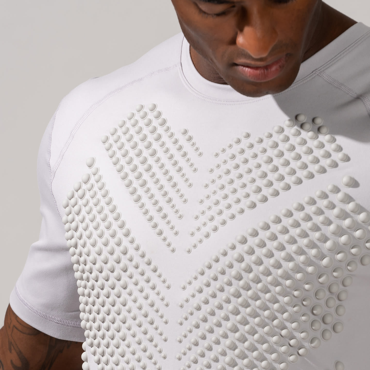Close-up View of Male wearing Omorpho cloud G Top Short Sleeve