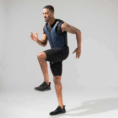 Full body view of man doing a workout in OMORPHO Ocean G-Vest weighted vest.