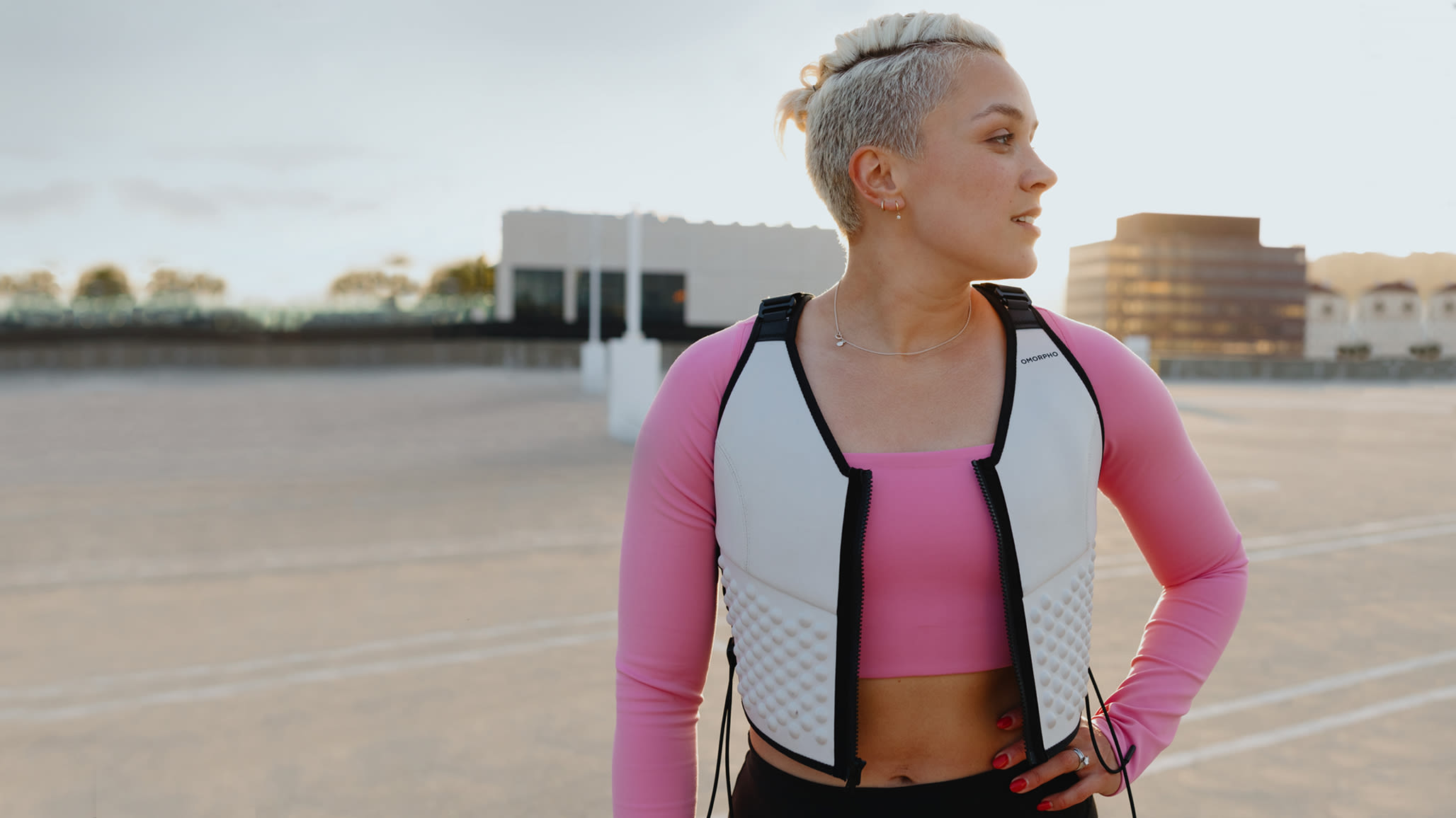 OMORPHO Trainer Tatyana Johnston wears the womens weight vest for workouts in Cloud white