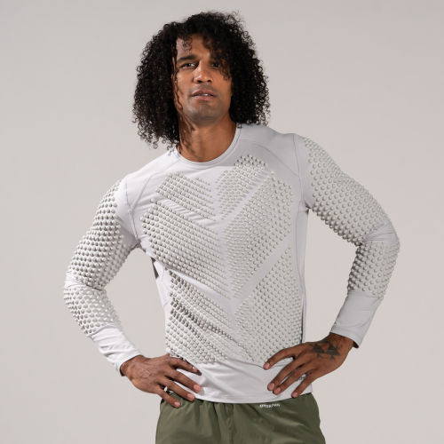 OMORPHO M G-Top LS Cloud long sleeve weighted shirt - hands on hips portrait