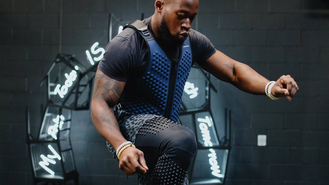 Man steps up in OMORPHO Ocean weighted workout vest for men