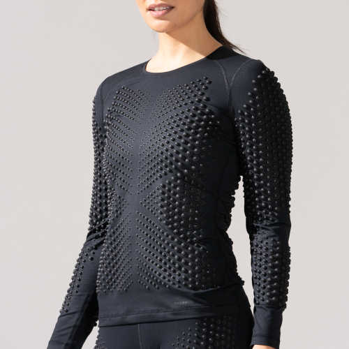 Close-up Front view of Female wearing Omorpho black G Top Long Sleeve 