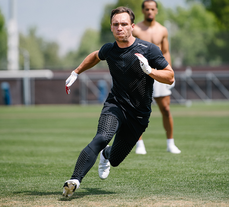 Teams - Philadelphia Eagles Britain Covey conditions outdoors in OMORPHO G-Top SS Black, O-Short and G-Tight weighted workout gear