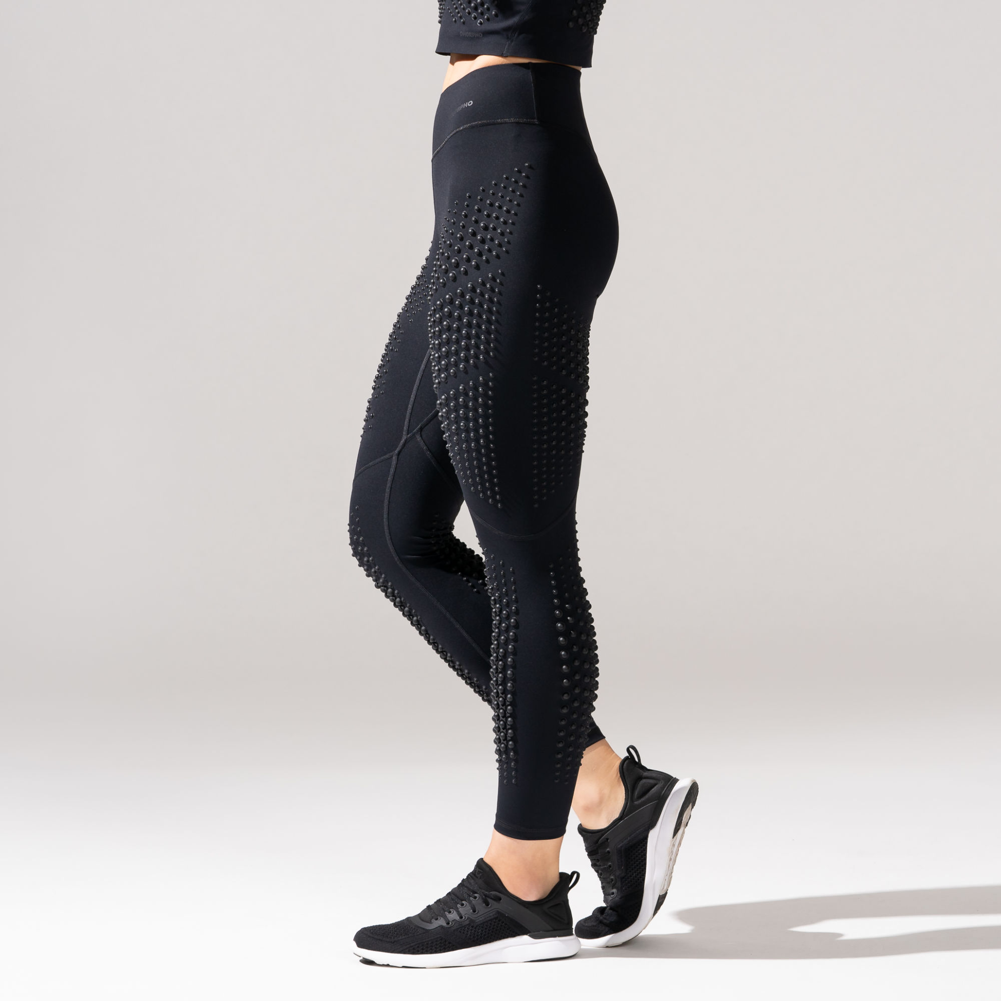 Side view of Female wearing Omorpho black G Tight 