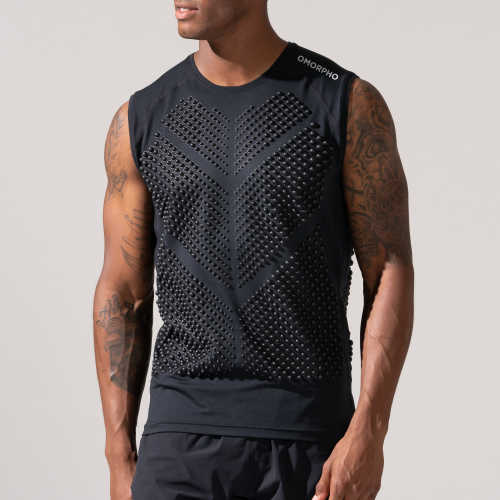 Front chest of man wearing OMORPHO weighed workout shirt G-Top SL in black