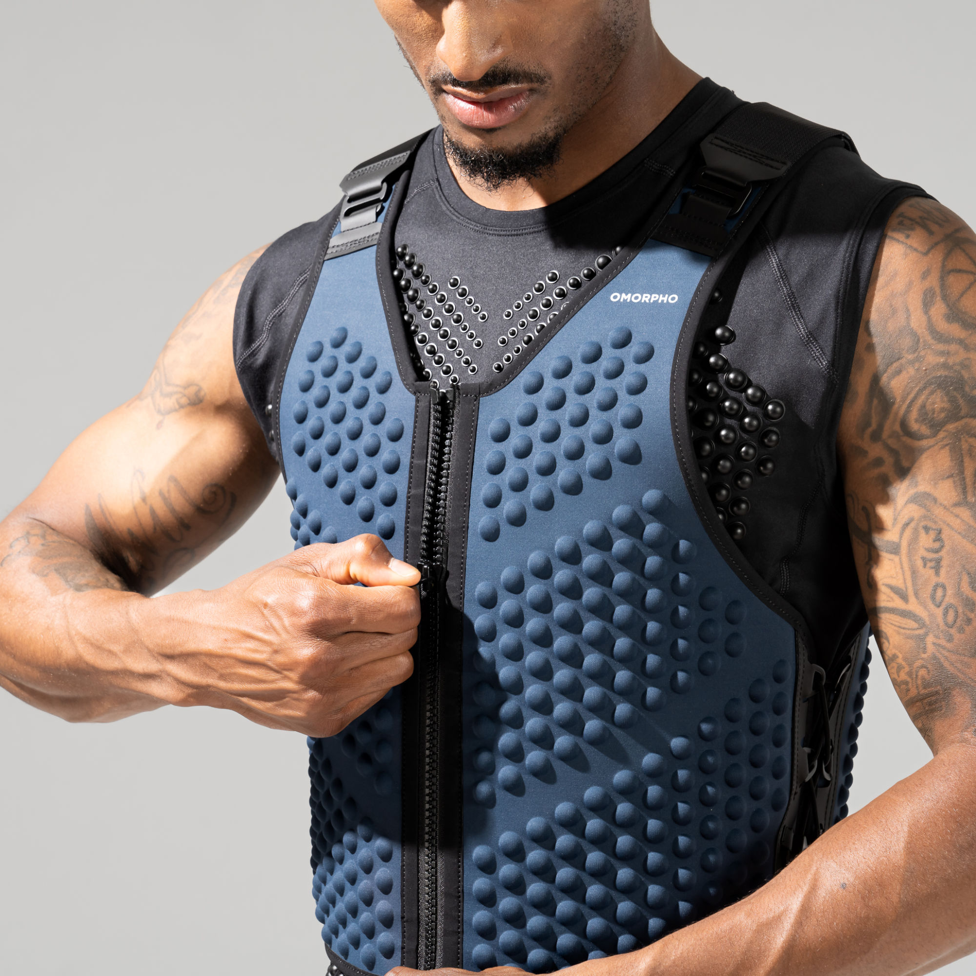 Close up of weighted vest zipper for OMORPHO Ocean G-Vest weighted vest for exercise.